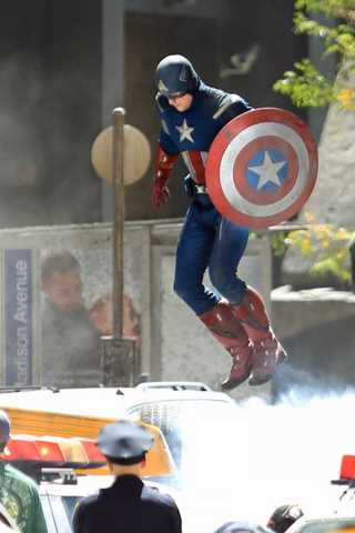 Illustration for article titled Watch Captain America fight a mysterious enemy on the set of The Avengers